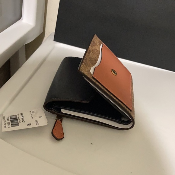 Coach Color. Block signature wallet B4 /Tab/Inj/Light Peach leather - Picture 11 of 11